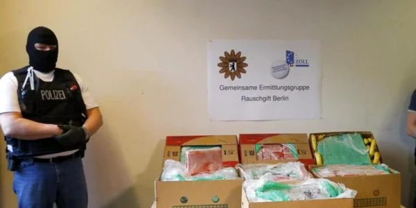 Autorităţile germane au descoperit în cinci supermaketuri din Berlin mai multe cutii în care erau ascunse pachete de cocaină. FOTO Reuters