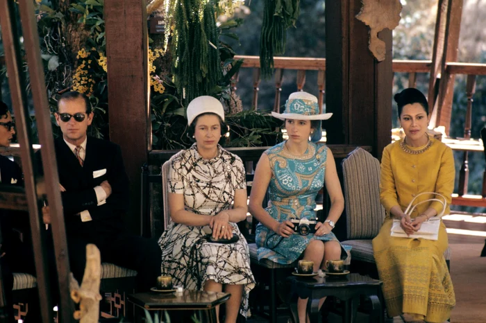 Sirikit, foto dreapta, alături de Regina Elisabeta, Prințul Philip și Prințesa Anne