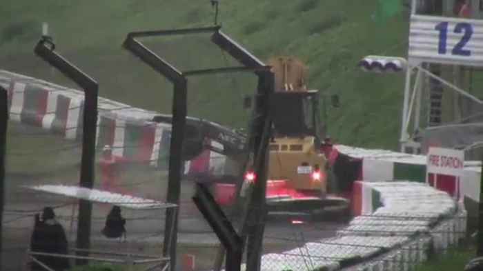 
    Jules Bianchi a intrat cu maşina într-un tractor de pe marginea pistei  