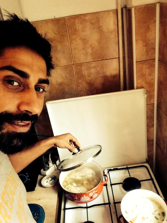 
    Connect-R a gătit pilaf și supă pentru fetița lui, Maya, în vârstă de 10 lunifoto: arhiva personală  