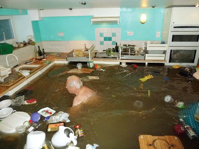 
    Pensionarul Peter Clarkson a înotat printre farfuriiFoto: AP  