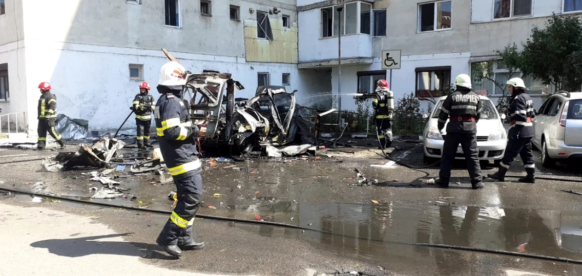 Dubă incendiată urmată de o explozie în Râmnicu Vâlcea Foto Adevărul