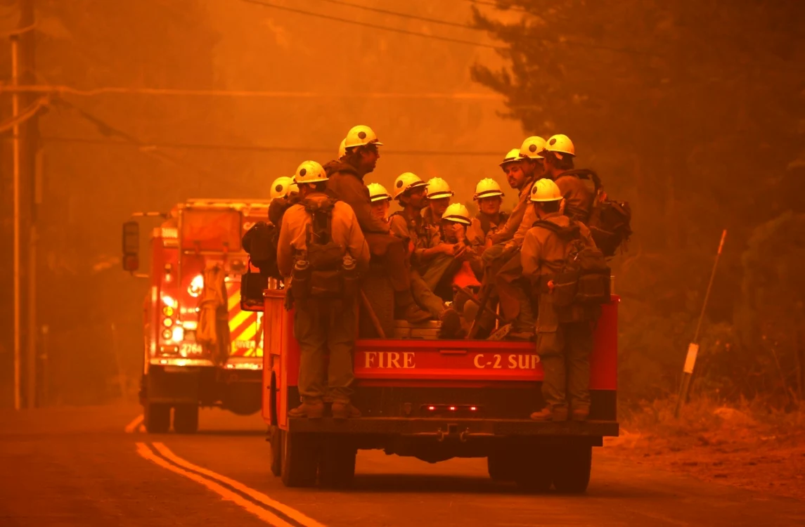 Peste 15.000 de pompieri se luptă să stingă incendiile de vegetaţie din California