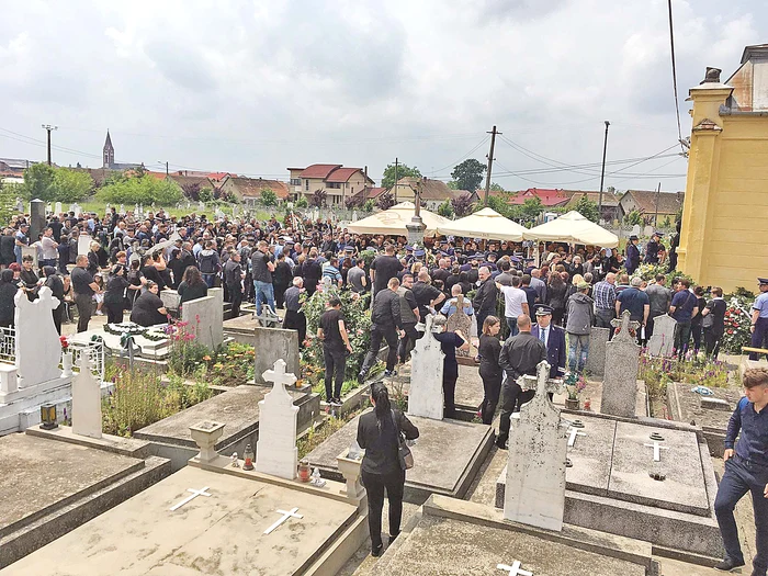 Polițistul-erou a fost înmormântat cu onoruri militare și sute de oameni l-au plâns