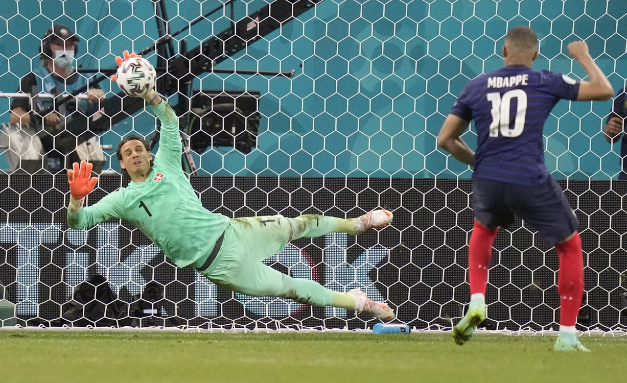 
    Portarul Yann Sommer a deviat mingea șutată de Kylian MbappeFoto: EPA-EFE  