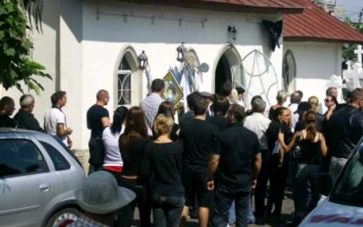 Bacău: Alessia, fetița ucisă de tatăl ei, a fost înmormântată (UPDATE)