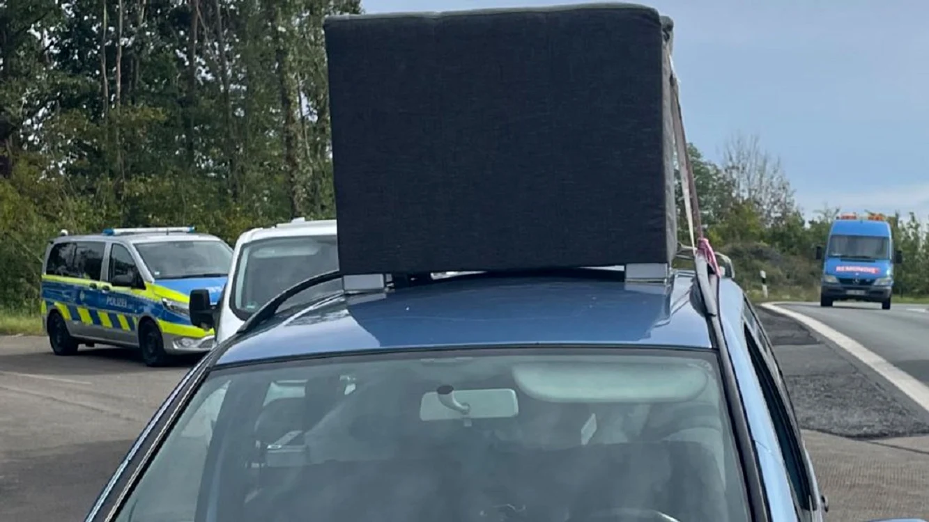 Canapeaua era transportată pe plafonul mașinii FOTO Polizei.nrw 