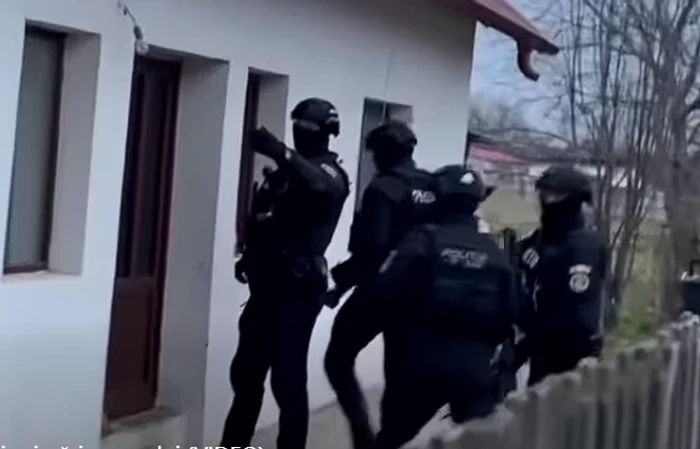 Polițiștii au descins la 11 adrese. FOTO captură FB Monitorul de Botoșani
