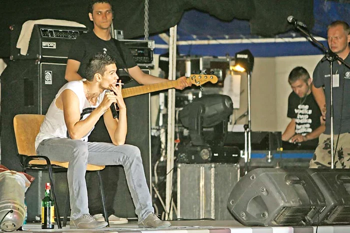 
    Până de curând, Tudor era  un excentric chiar şi în timpul  concertelor. Ţigara nu-i lipsea  din mână şi nici sticla de whisky  de lângă scaunFoto: Click!  