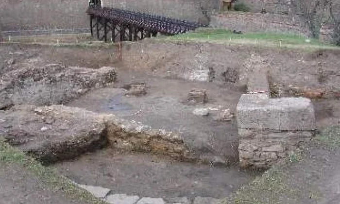 Drumul interior din castrul legiunii al XIII a Gemina, găsit la Alba Iulia jpeg