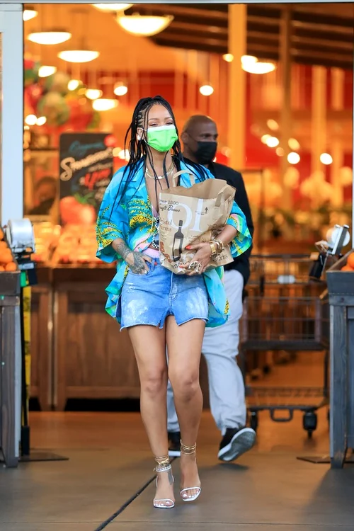 
    Rihanna a făcut parada  modei la băcănia  din Beverly Hills   
