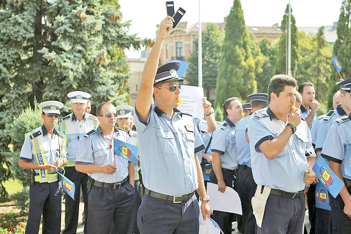 Poliţiştii vor  majorări de 70%
