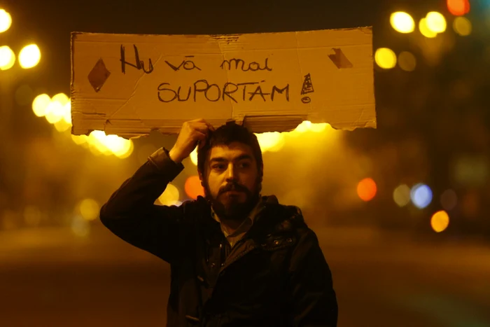 Românii care au ieșit în stradă, în ultimele zile, cer schimbarea sistemului politic