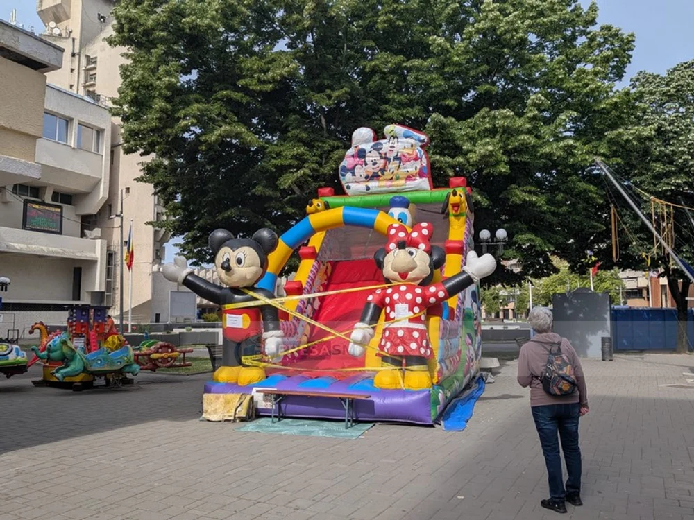 „A zis «mami» și a căzut secerat”. Declarația sfâșietoare a tatălui care și-a pierdut fiul de 2 ani pe un tobogan gonflabil