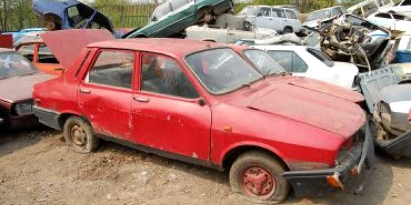 Cimitirele auto sunt deja pline, însă tot mai aşteaptă „clienţi”, foto Ciprian Dragomir