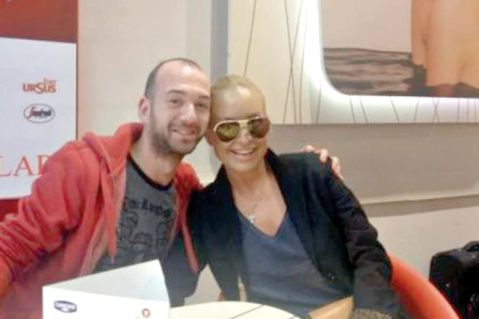 Nicoleta a ieşit zâmbind  din salon, semn că a fost  mulţumită de servicii (FOTOGRAFII: MIHAI IONESCU)