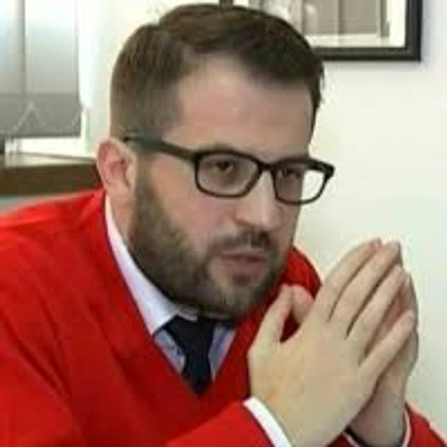 Alin Leş este profesor asociat al Facultăţii de Psihologie şi Ştiinţele Educaţiei din Universitatea din Bucureşti