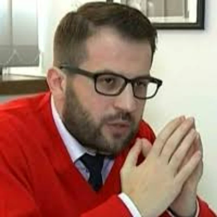 Alin Leş este profesor asociat al Facultăţii de Psihologie şi Ştiinţele Educaţiei din Universitatea din Bucureşti