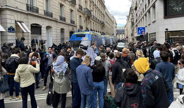 Forţele de ordine au descins vineri la Sciences Po Paris FOTO: X