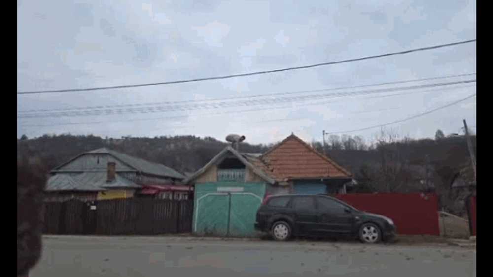 Intervenție neobișnuită în Bacău. Un tânăr urcat pe un acoperiș a aruncat cu țigle în polițiști și a cerut o melodie ca să coboare