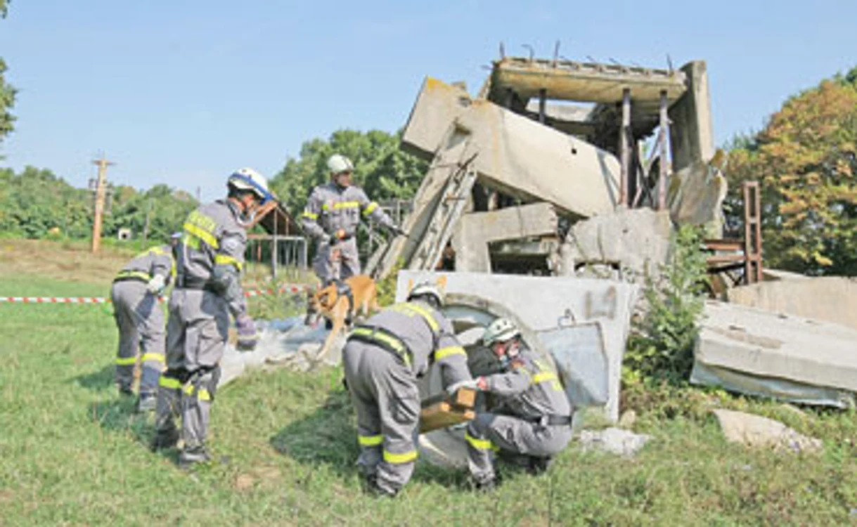 Chiar la începutul acestei luni salvatorii din echipa naţională de căutare-salvare urbană au făcut un antrenament în care au simulat intervenţia în cazul producerii unui cutremurFoto: Dorin Constanda