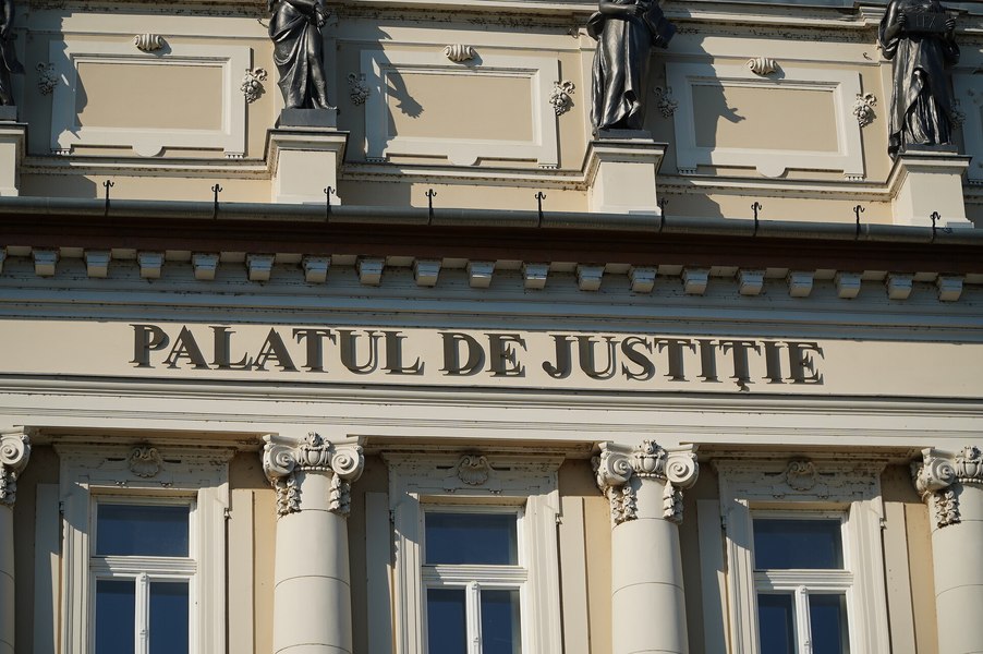 O femeie a cerut anularea unei amenzi, dar a rămas cu ea pe motiv că a înjurat „Nu poate asigura instanța că a înțeles”