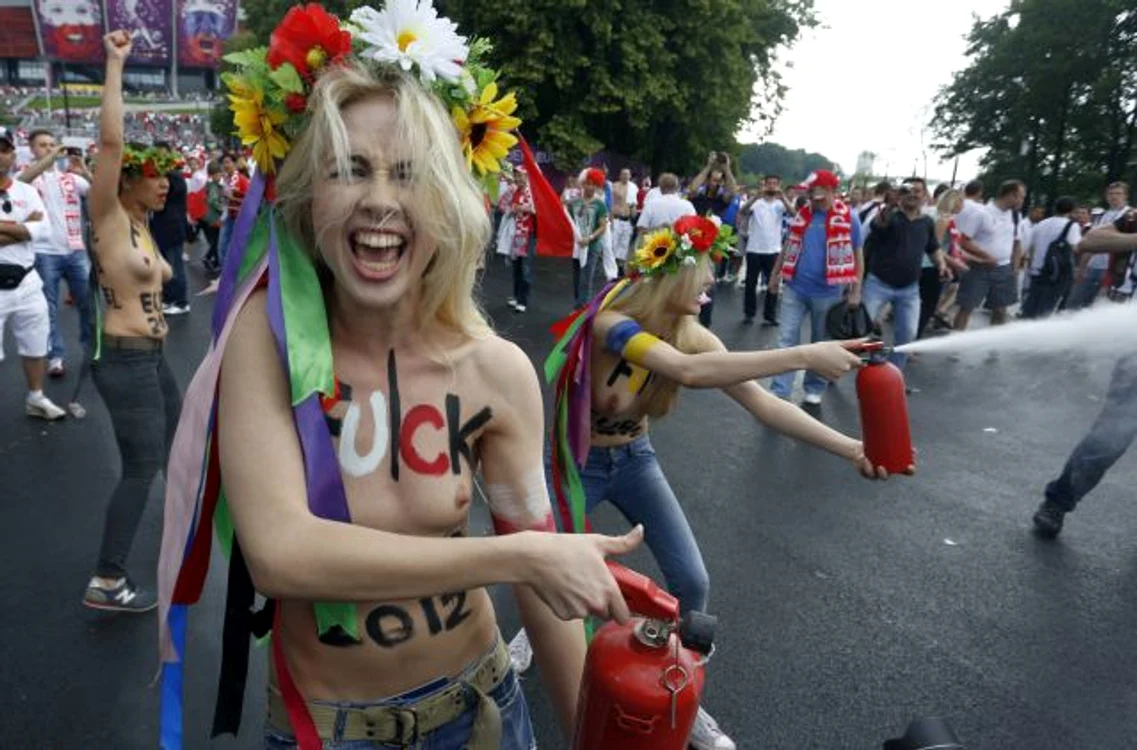 
    Protestatarele de la Femen au atacat cu extinctoare stadionul din Varşovia (Foto Reuters)  