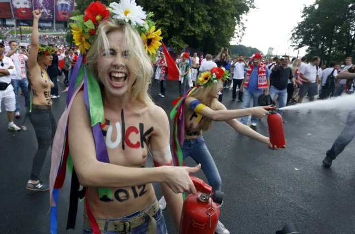 
    Protestatarele de la Femen au atacat cu extinctoare stadionul din Varşovia (Foto Reuters)  