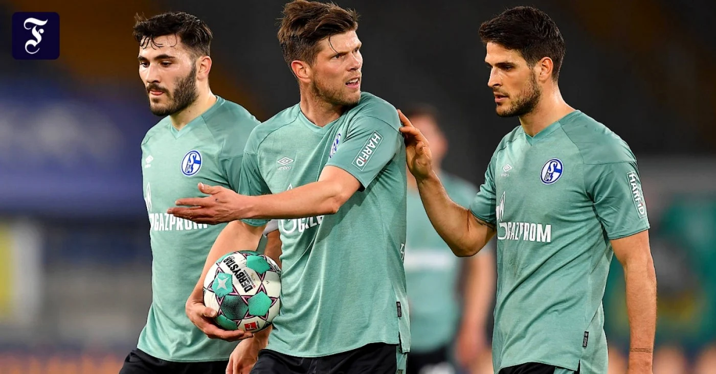 Huntelaar (centru), fost atacant la Real Madrid, n-a reuşit să salveze Schalke de la retrogradare