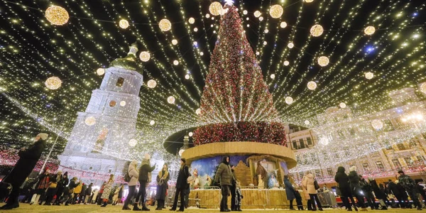 Craciun in lume 2021  pomul de Craciun din fata Catedralei Sfanta Sofia din Kiev Ucraina FOTO EPA-EFE