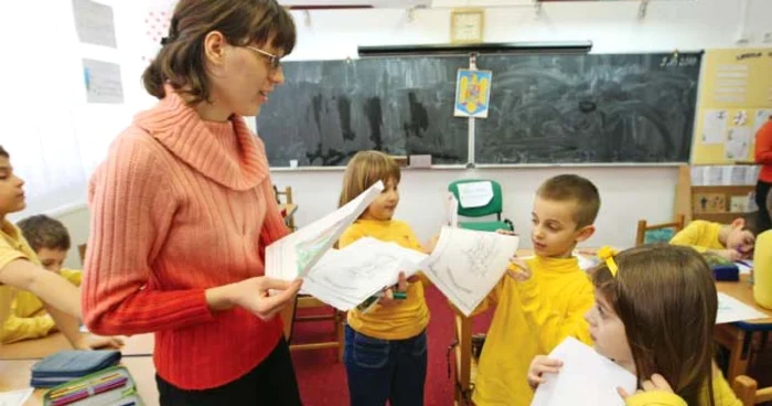 Pentru tinerii profesori, rămânerea în sistem este o provocare din ce în ce mai mare