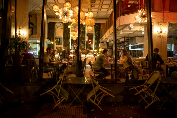 
    Restaurantele și barurile din Madrid funcționează la capacitate redusă și se închid la ora 21 Sursă foto: Gettyimages  