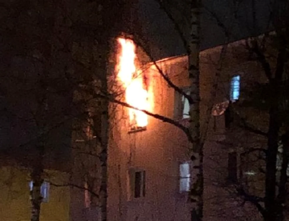 Un om a murit şi 50 de persoane au fost evacuate dintr-un bloc de garsoniere, în urma unui incendiuFoto: Isu Brașov