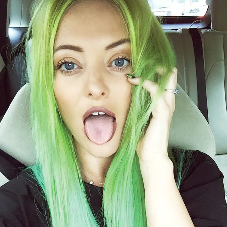 
    Delia ştie că de la  blond la verde nu-i  decât un pas foarte mic  