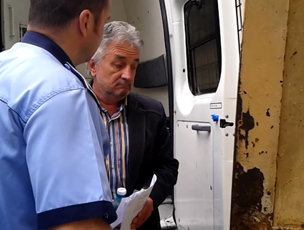 
     Constantin Hogea a scăpat de rușinea de a fi transportat la instanță cu duba Poliției  
