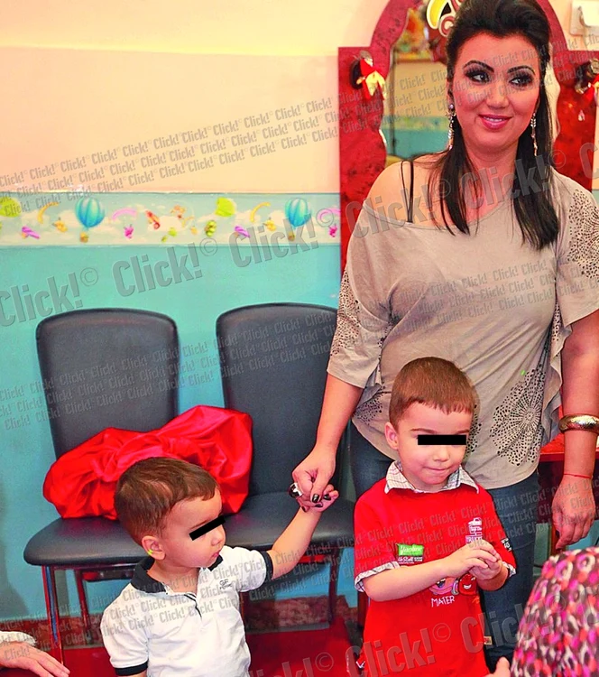 
    Eduard (2 ani) şi  Maximus (5 ani) stau acum  cu mama lor, Adriana  