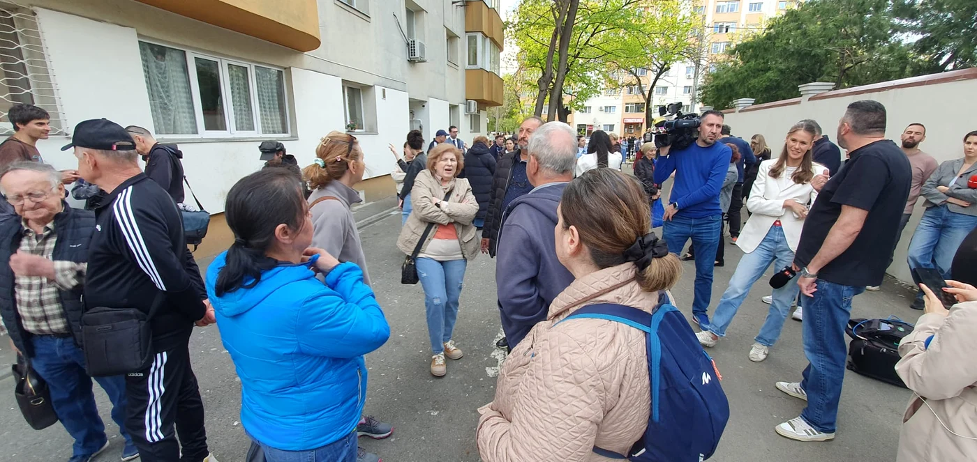 Locuitorii blocului din Rahova /foto: Click!