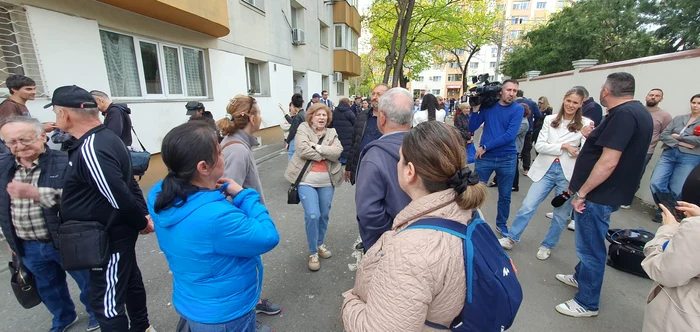 Locuitorii blocului din Rahova /foto: Click!