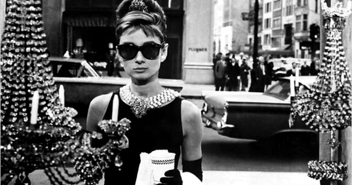 Scenă din filmul „Mic dejun la Tiffany“ (1961), în regia lui Blake Edwards, cu Audrey Hepburn şi George Peppard în rolurile principale FOTO cinemagia.ro