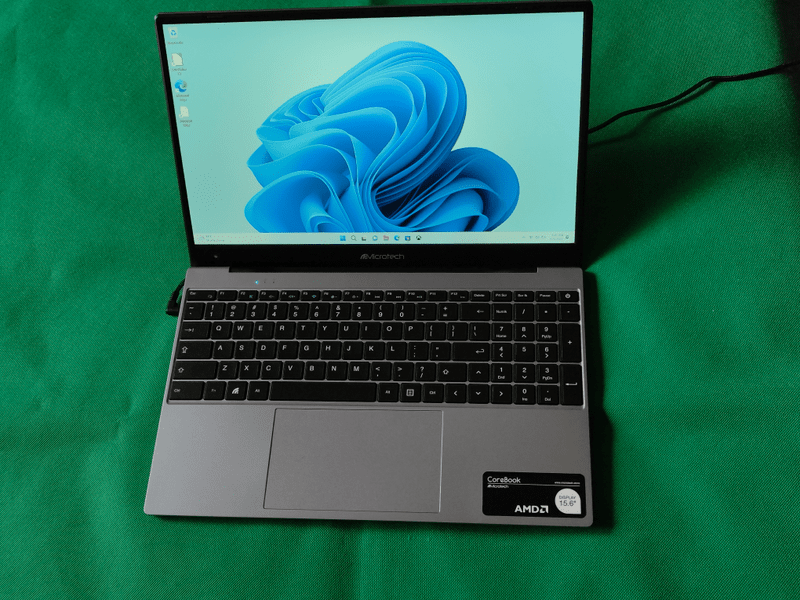 Microtech CoreBook, laptop european pentru școală sau birou [TECH REVIEW]