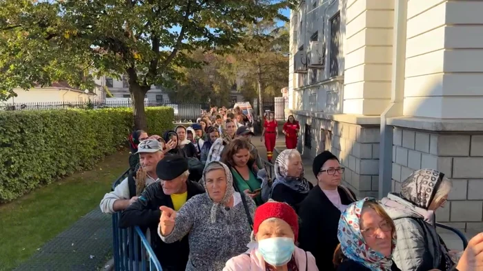 Coada de pelerini pentru închinare la moaștele Sfintei Parascheva de la Iași în 2024 Foto DMS