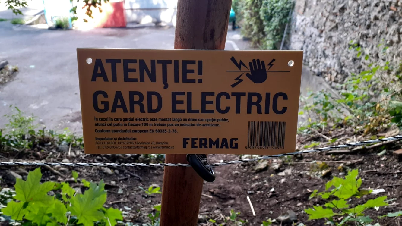 Gardul electrificat este anunțat printr-un panou