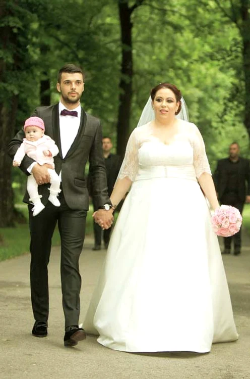 
    Părinţii lui Marius  Elisei, cuscrii lui  Petre Roman, au fost  foarte emoţionaţi  