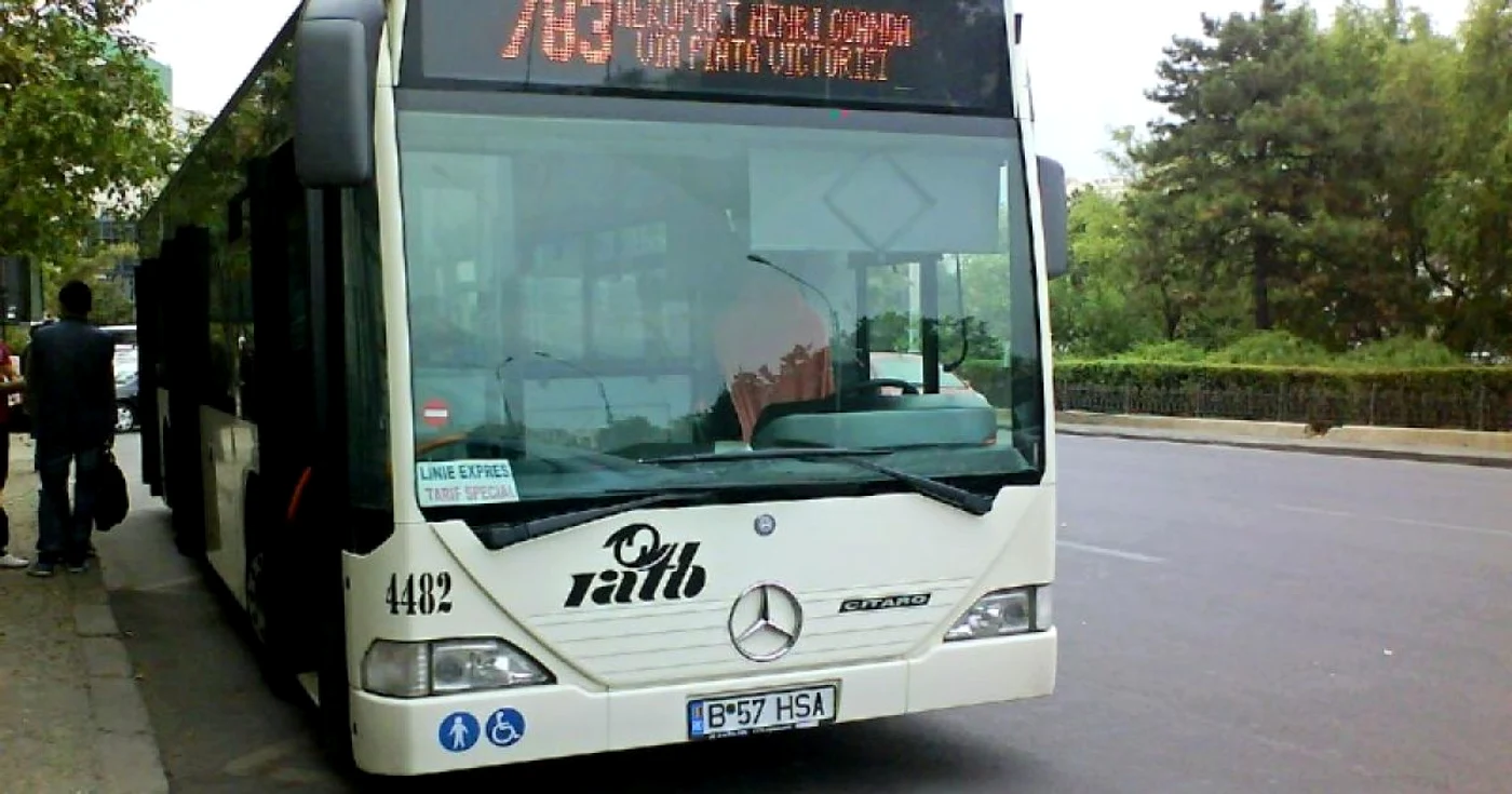 Autobuzele expres sosesc în staţie din sfert în sfert de oră. FOTO Adevarul.ro