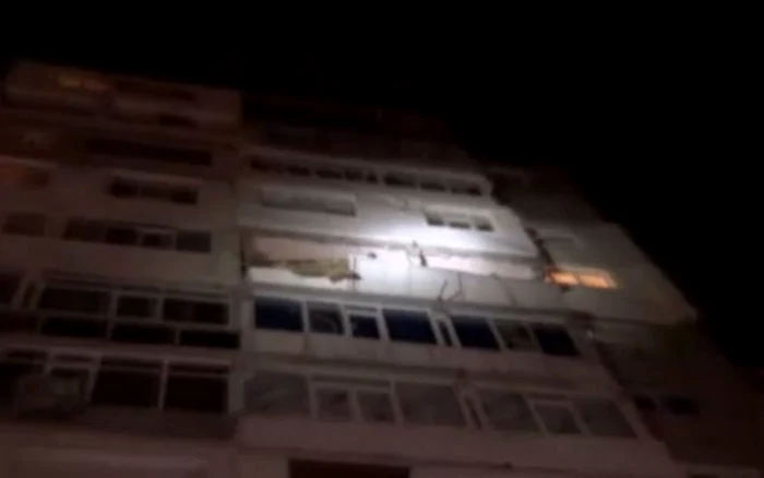 Mobilierul din apartament a fost proiectat peste balcon de suflul exploziei Foto: arhivă Adevărul