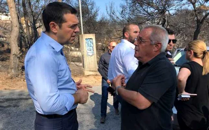 Premierul Alexis Tsipras (stânga) discutând cu un cetăţean la locul incendiilor FOTO Ekathimerini