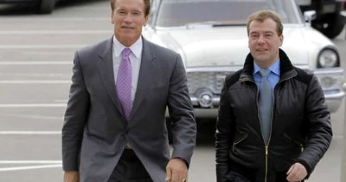 Preşedintele rus Dmitri Medvedev (dreapta) şi guvernatorul statului California, Arnold Schwarzenegger (stânga)