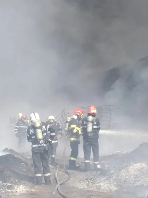 Fumul toxic şi incendiul de la uriaşul depozit de deşeuri  continuă să le facă probleme localnicilor de la Salonta. FOTO