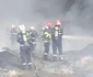 Fumul toxic şi incendiul de la uriaşul depozit de deşeuri continuă să le facă probleme localnicilor de la Salonta. FOTO