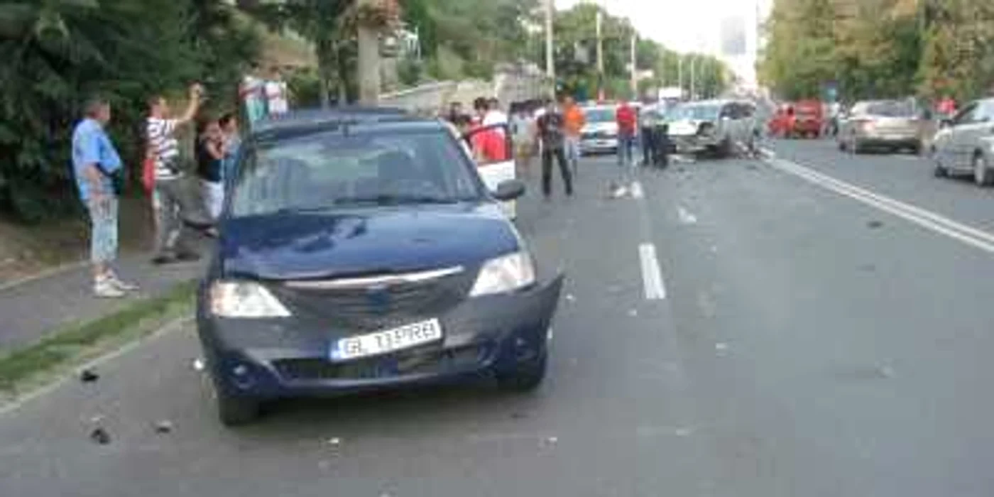 Vinovat pare să fie şoferul autoturismului gri (dreapta imaginii) care a întors pe linie continuă
